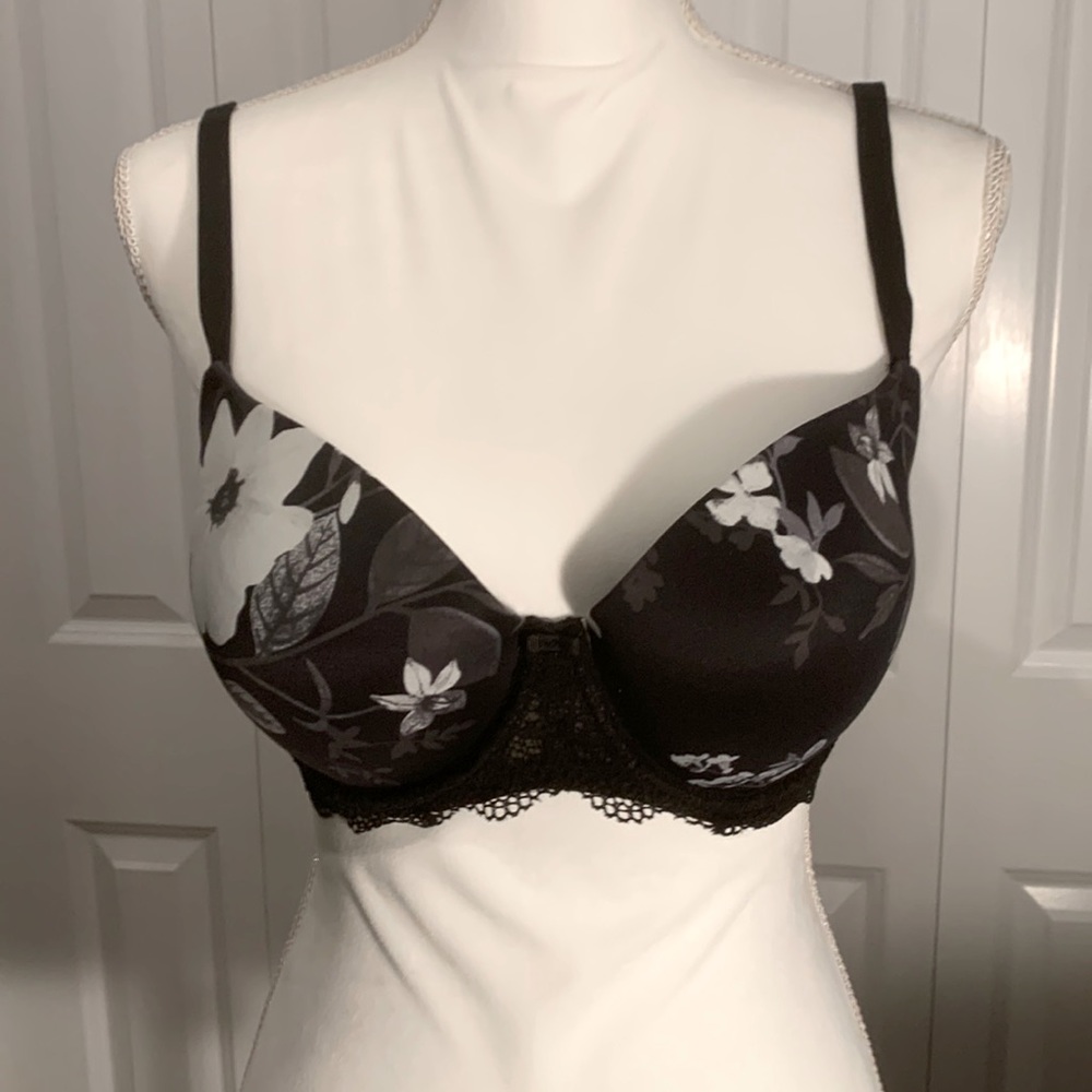 Beautiful bra. Never worn 38D
